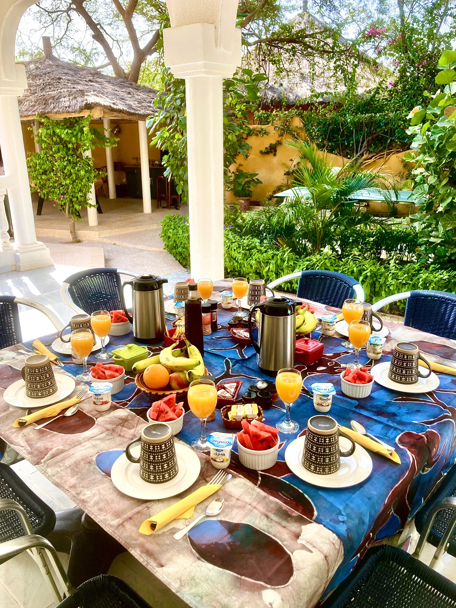 Petit déjeuner complet servi en terrasse