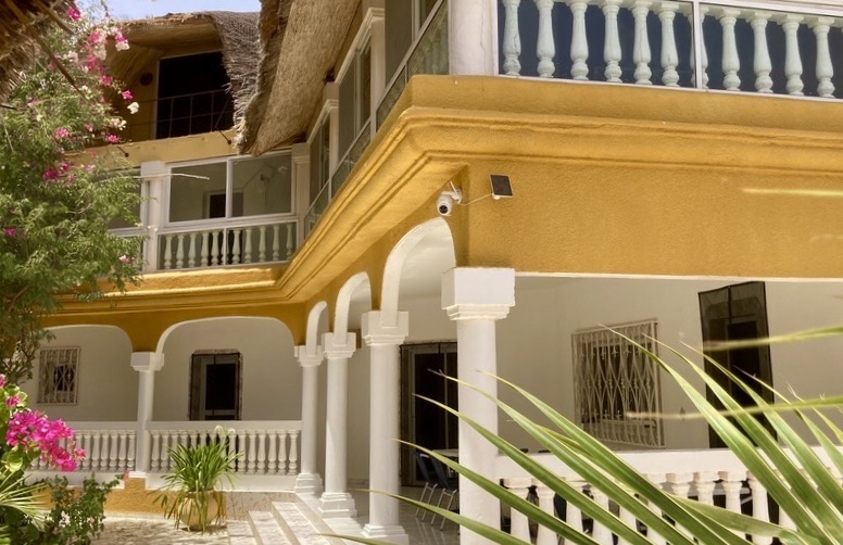 Terrasse et bâtiment de la Villa Kounzo