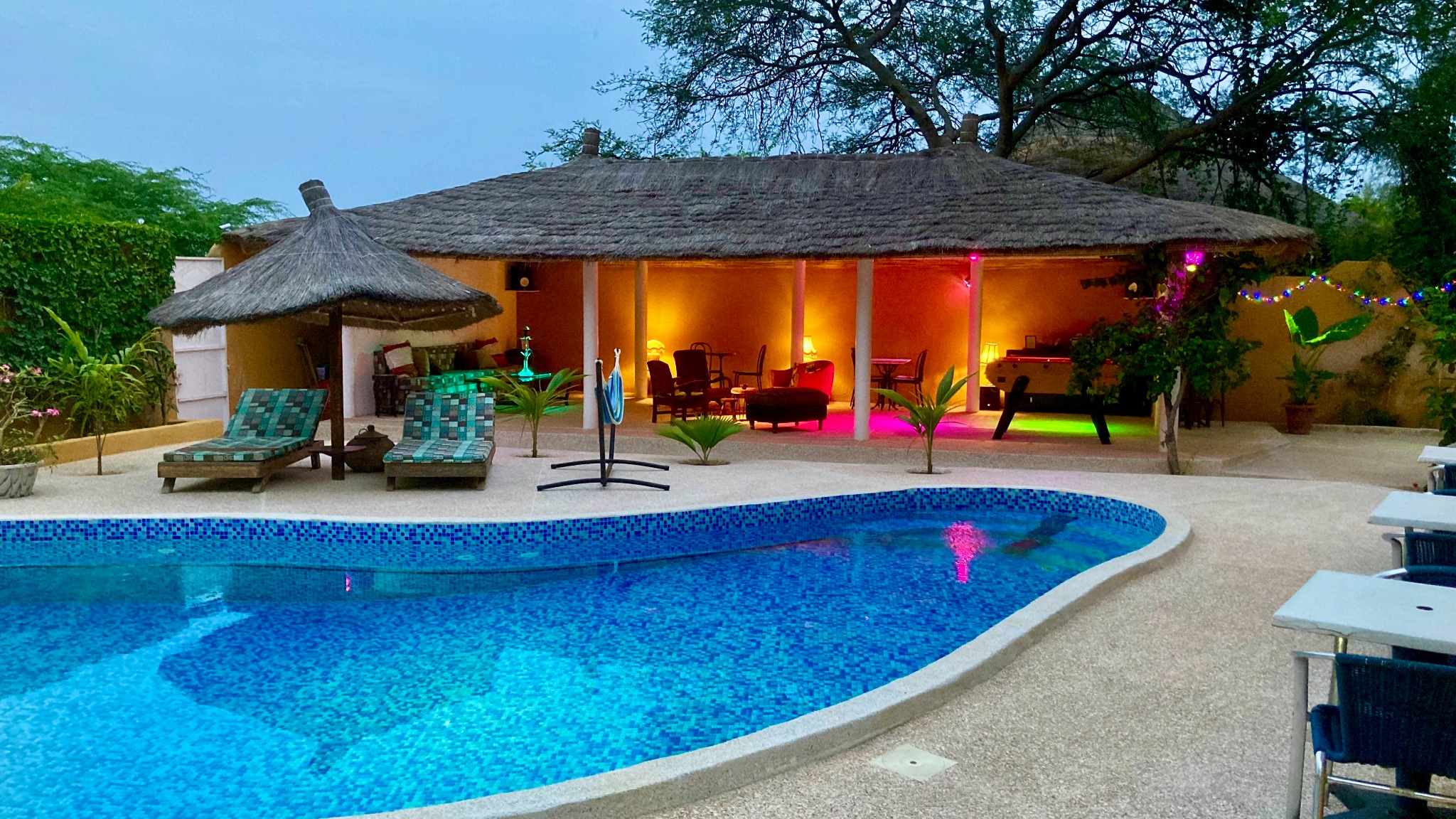 Villa Kounzo et sa piscine au crépuscule