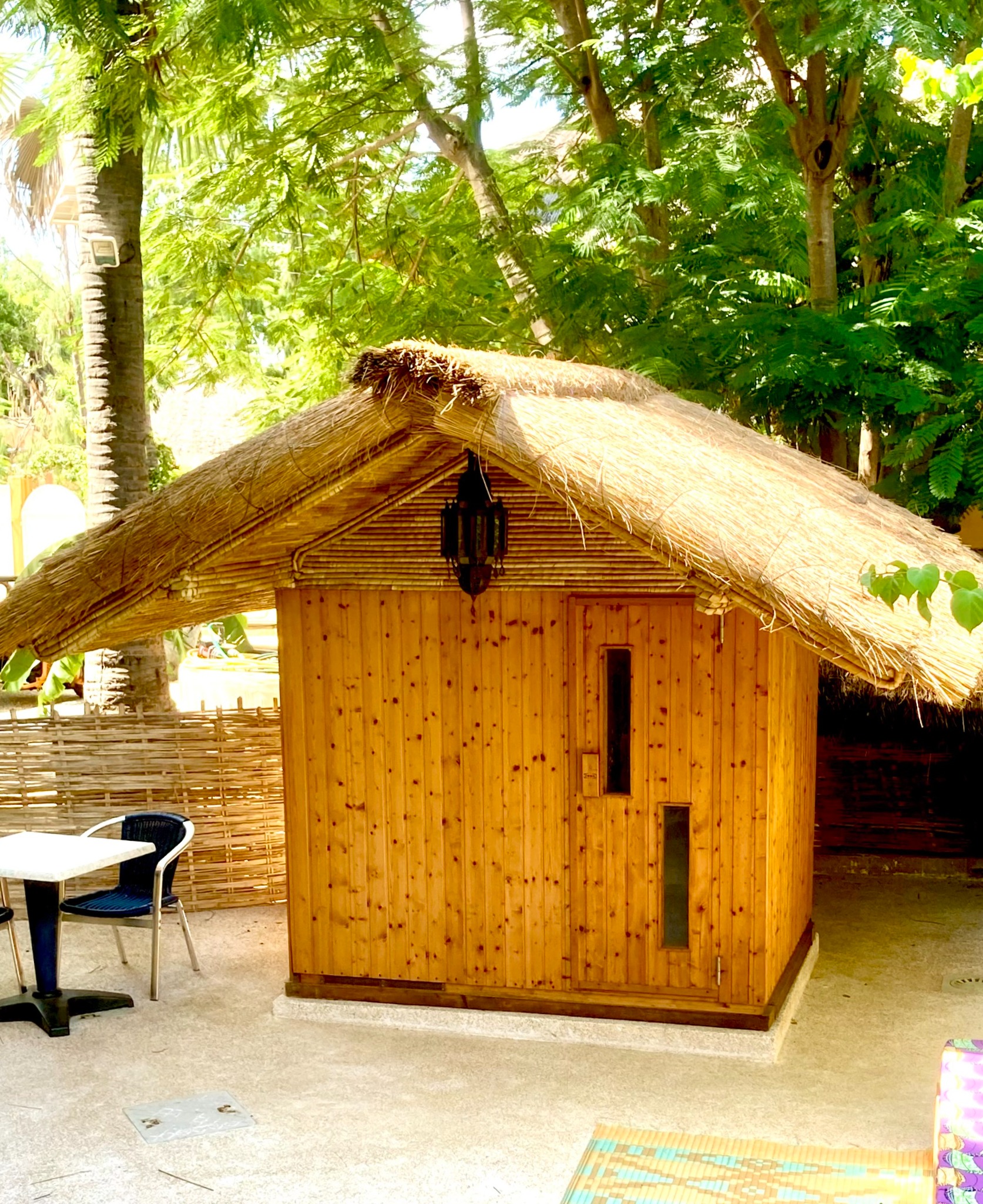 Sauna en bois dans le jardin de la villa