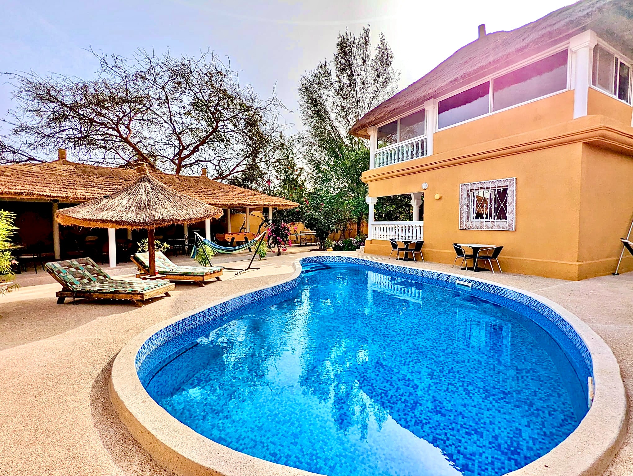 Piscine et bâtiment principal de la Villa Kounzo