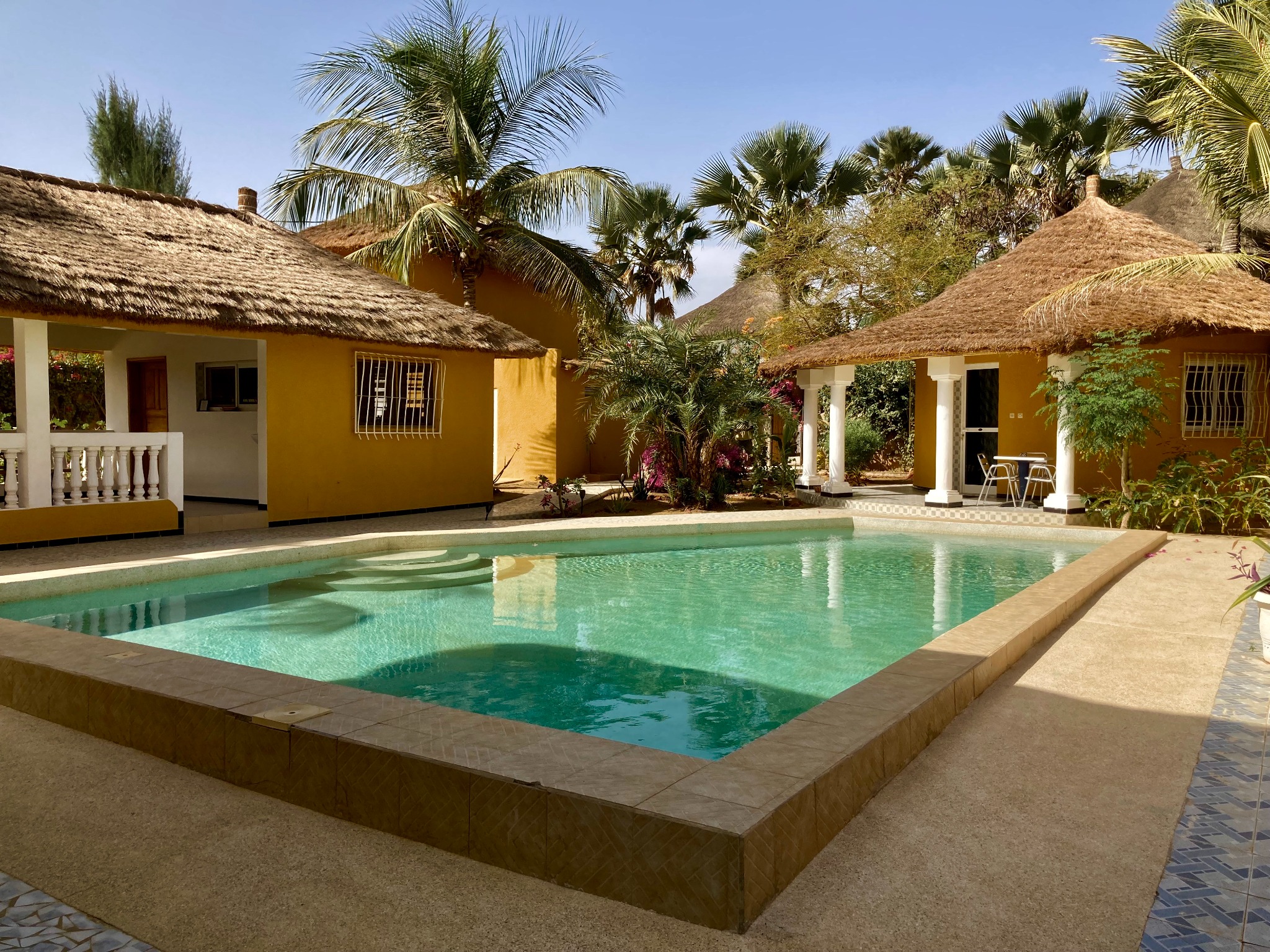 Piscine entourée des bungalows