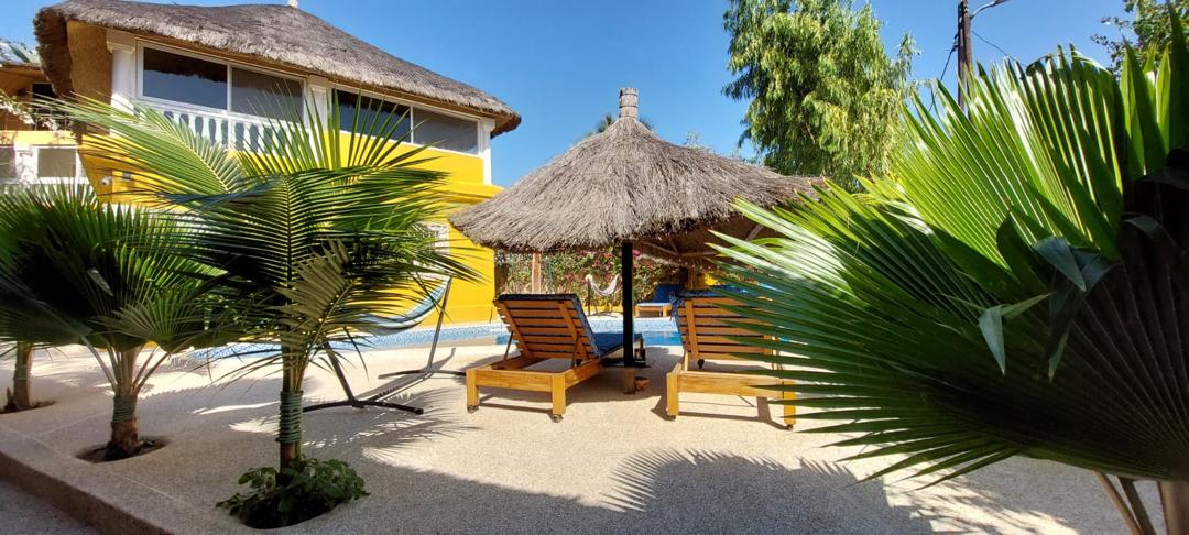 Piscine, terrasse et espaces du lounge
