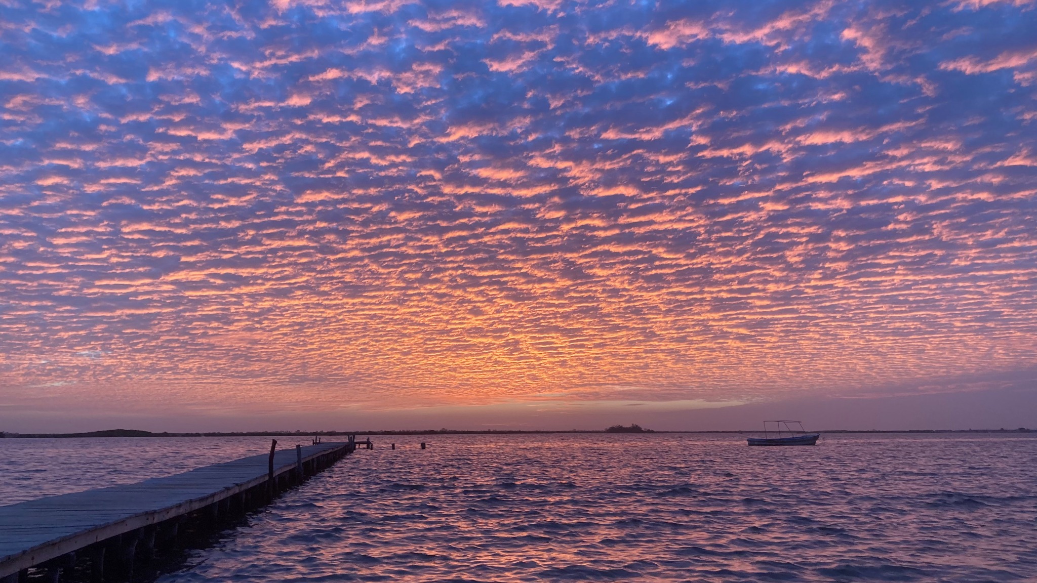 Ciel rose au-dessus de l’eau et d’un ponton