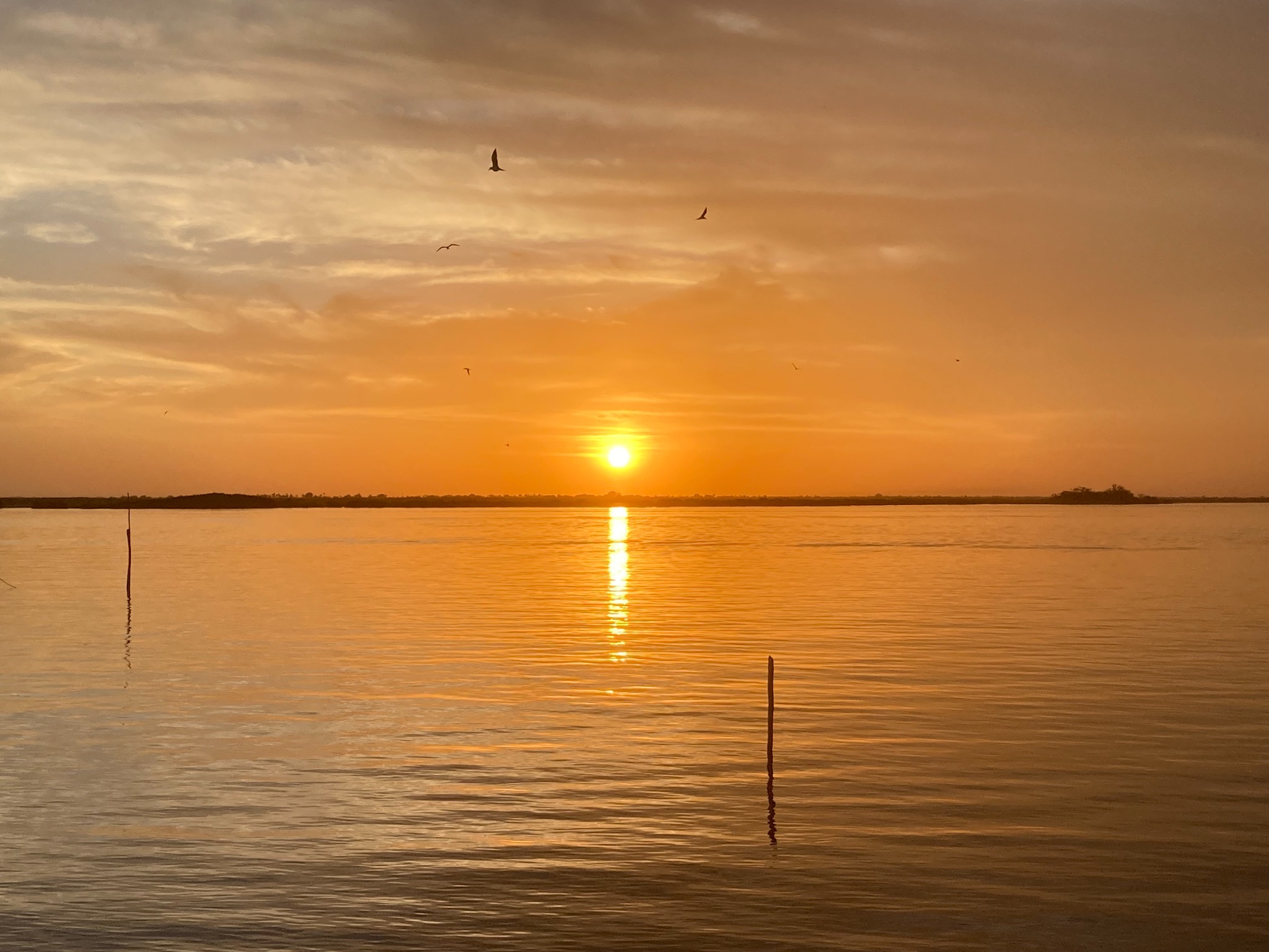 Soleil couchant et reflet sur l’eau