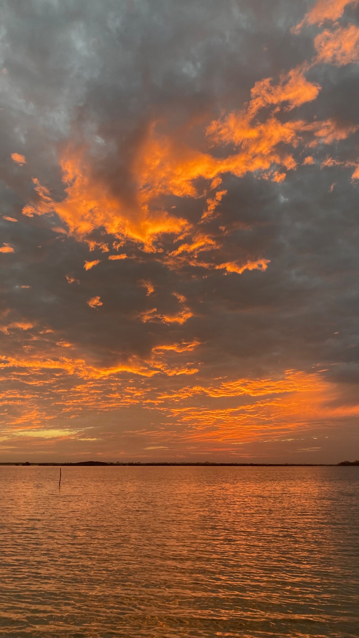 Ciel doré et nuages au-dessus de l’eau